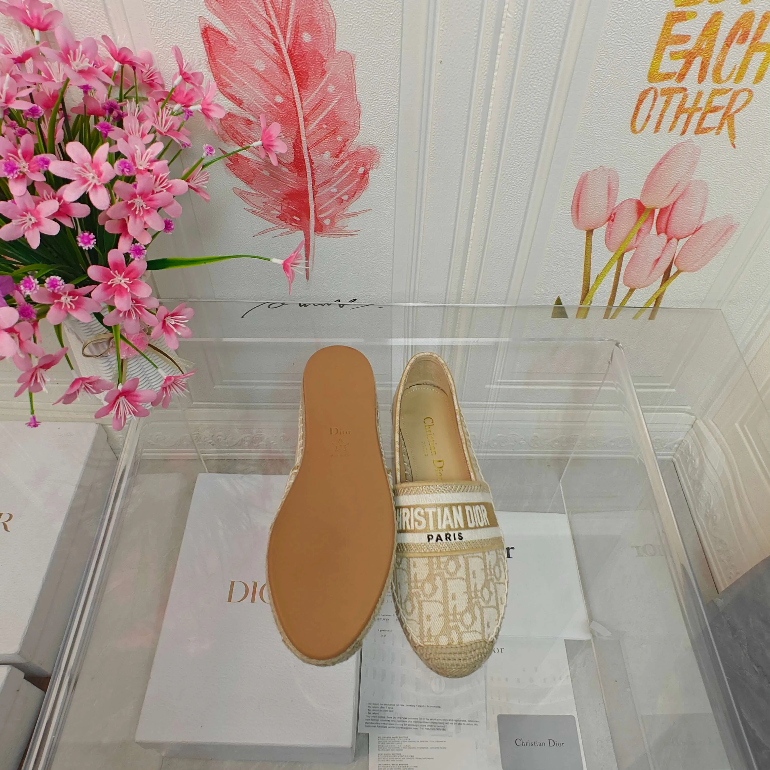 👟👟Ex-factory price 440👟👟 Top quality Dior Granville espadrille embroidery Upper: embroidered with "CHRISTIANDIOR" Craftsmanship: Purely hand-sewn hemp rope outsole Lining: Imported soft and breathable sheep lining with padded feet Code number: 35-40 (customized at 34.41.42) Outsole: Exclusive molded rubber outsole decorated with lucky star symbol